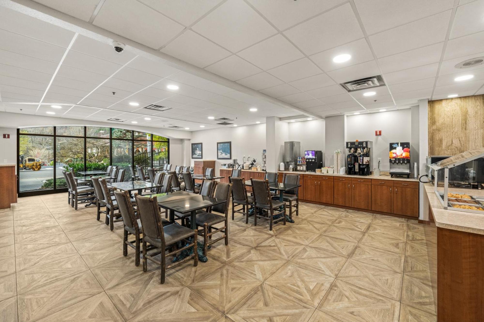 Black Bear Inn & Suites แกตลิงเบิร์ก ภายนอก รูปภาพ